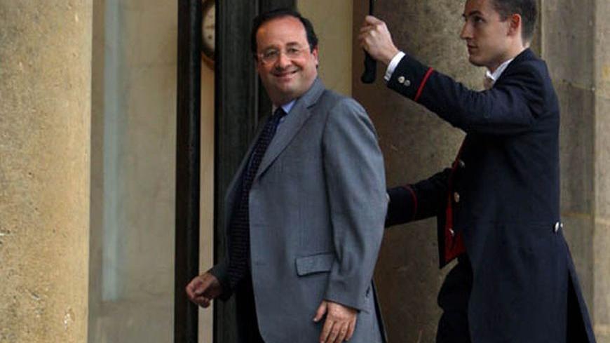 France's Socialist party First Secretary Francois Hollande (L) arrives at the Elysee Palace for a meeting with leaders of the political parties of the National Assembly in Paris June 26, 2007.    REUTERS/Philippe Wojazer     (FRANCE)
