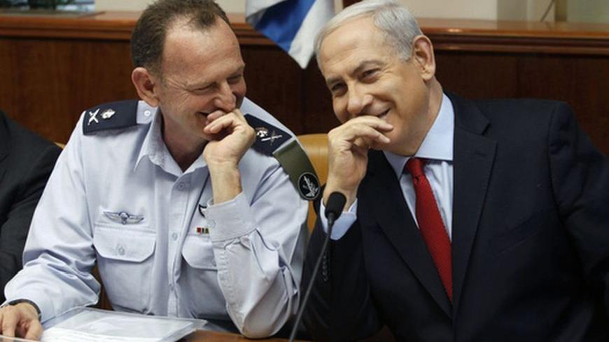 Israel's Prime Minister Benjamin Netanyahu (R) shares a laugh with his aide-de-camp Major-General Yohanan Locker during the weekly cabinet meeting in Jerusalem November 4, 2012. Israel has stopped the unapproved influx of African migrants across its border with Egypt, Netanyahu said on Sunday after months of intensive counter-measures on the once porous desert frontier. REUTERS/Gali Tibbon/Pool (JERUSALEM - Tags: POLITICS SOCIETY IMMIGRATION)