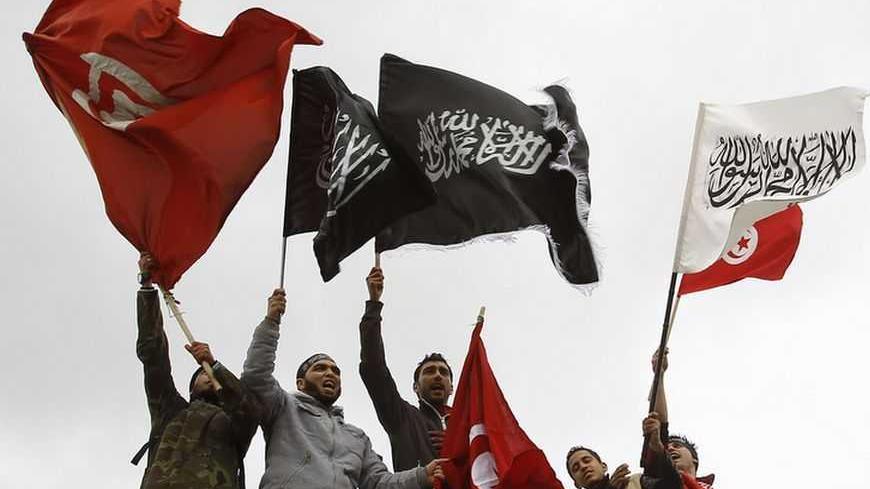 Salafist protesters wave flags during a protest in front of the Tunisian TV headquarters in Tunis March 9, 2012. REUTERS/Zoubeir Souissi (TUNISIA - Tags: MEDIA CIVIL UNREST POLITICS RELIGION) - RTR2Z4C1