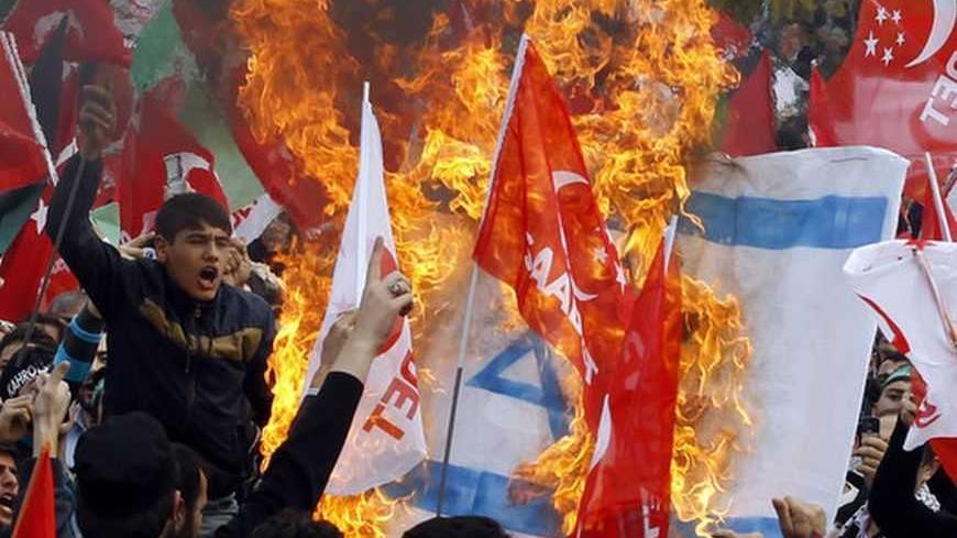 Supporters of the Saadet (Felicity) Party burn an Israeli flag as they shout anti-Israel slogans during a protest in Istanbul, December 2, 2012. REUTERS/Osman Orsal (TURKEY - Tags: POLITICS CIVIL UNREST TPX IMAGES OF THE DAY)