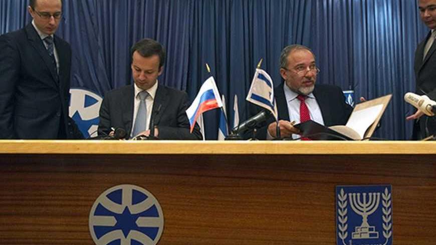 Israel's Foreign Minister Avigdor Lieberman and Russia's Deputy Prime Minister Arkady Dvorkovich (2nd L) take part in a signing ceremony for bilateral agreements in Jerusalem December 4, 2012. REUTERS/Baz Ratner (JERUSALEM - Tags: POLITICS)