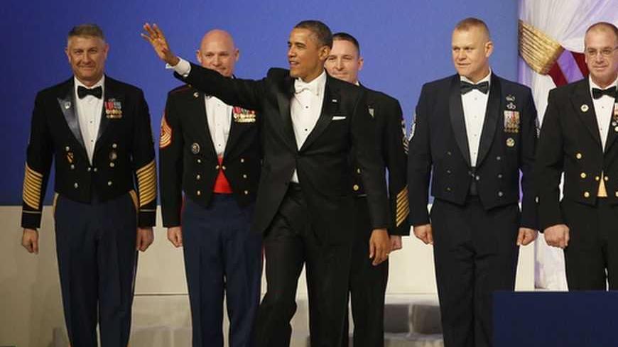 U.S. President Barack Obama stands with members of the U.S. military at the Commander in Chief's Ball during presidential inauguration ceremonies in Washington, January 21, 2013.      REUTERS/Rick Wilking (UNITED STATES  - Tags: POLITICS)