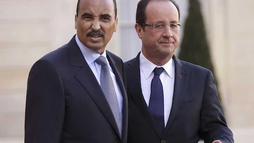 French President Francois Hollande (R) accompanies Mauritania's President Mohamed Ould Abdel Aziz after a meeting at the Elysee Palace in Paris, November 20, 2012.  REUTERS/Philippe Wojazer  (FRANCE - Tags: POLITICS) - RTR3AN8S