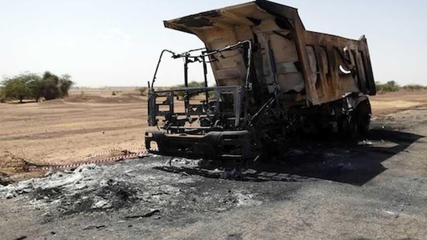 A destroyed truck, thought to be used by Islamist rebels, is seen on the road between Konna and Sevare February 4, 2013.  REUTERS/Benoit Tessier (MALI - Tags: POLITICS CIVIL UNREST CONFLICT) - RTR3DDI1
