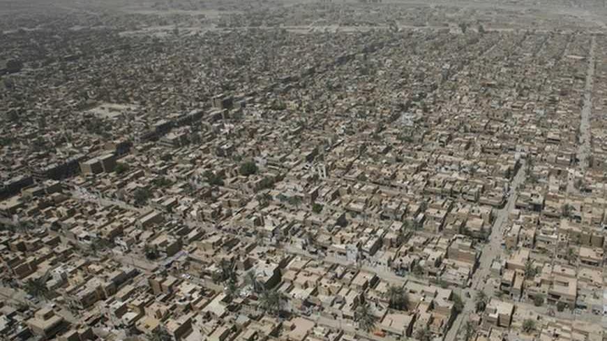 Residential houses are seen from a U.S. military helicopter flying over Baghdad June 4, 2008.   REUTERS/Erik de Castro (IRAQ) - RTX6IHU