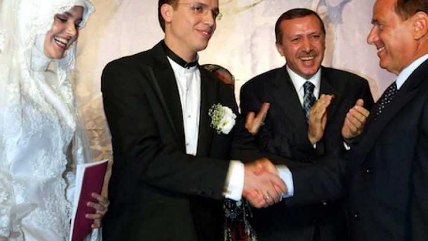 TURKISH PRIME MINISTER ERDOGAN APPLAUDS HIS ITALIAN COUNTERPART
BERLUSCONI GREETING NEWLY WED COUPLE IN ISTANBUL. - RTR1HX8
