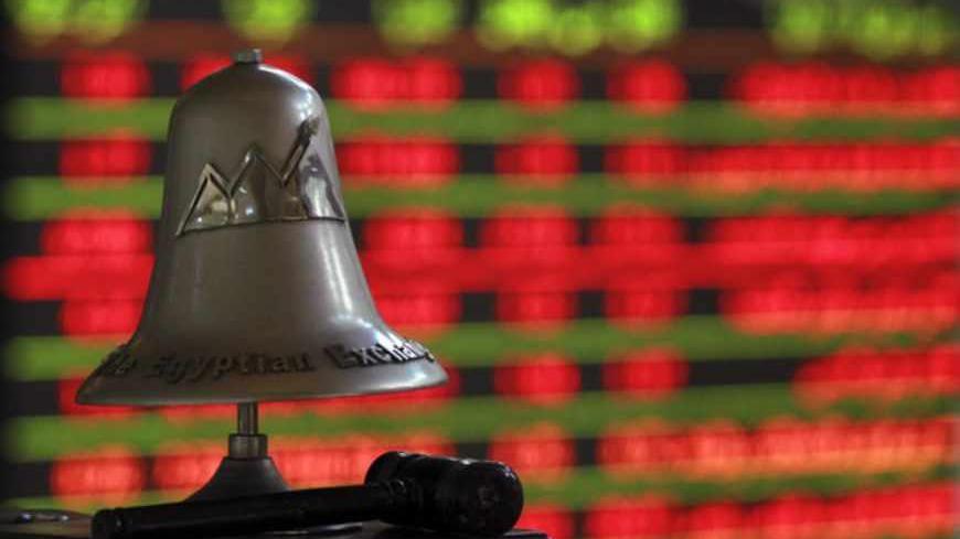 The Egyptian Exchange bell is seen at the stock exchange in Cairo April 1, 2013. Selling pressure from foreign investors dragged Egypt's bourse down to a near 16-week low on Sunday as the country's economic situation worsens, while Gulf markets were mixed.   REUTERS/Mohamed Abd El Ghany (EGYPT - Tags: BUSINESS) - RTXY4MN