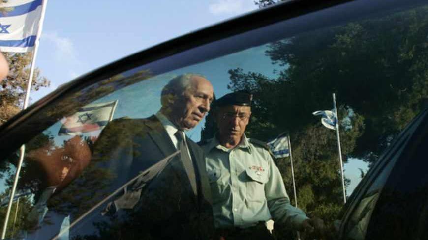 Israel's President Shimon Peres steps into his car after attending a memorial ceremony at Mount Herzl in Jerusalem July 16, 2007. Nobel peace laureate Peres was sworn in as Israel's president on Sunday and pledged to seize the opportunity to encourage long-delayed efforts to achieve a diplomatic resolution to conflict in the Middle East.  REUTERS/Ronen Zvulun (JERUSALEM) - RTR1RX70