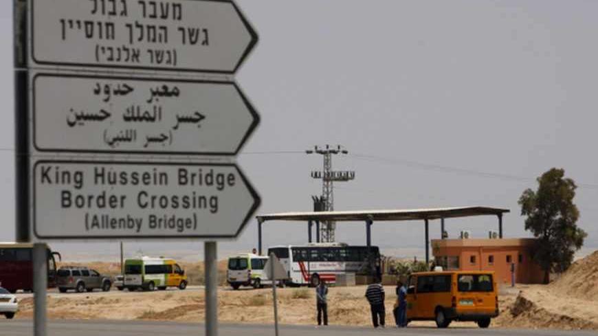 Vehicles drive towards the Allenby Bridge Crossing July 9, 2009. Israel said on Wednesday it would allow the crossing between the occupied West Bank and Jordan to remain open 24 hours a day to help the Palestinian economy. The Israeli-controlled terminal leading to the Allenby Bridge across the Jordan River is the West Bank's only land link to the Arab world.  REUTERS/Ammar Awad (WEST BANK POLITICS TRANSPORT) - RTR25HIM