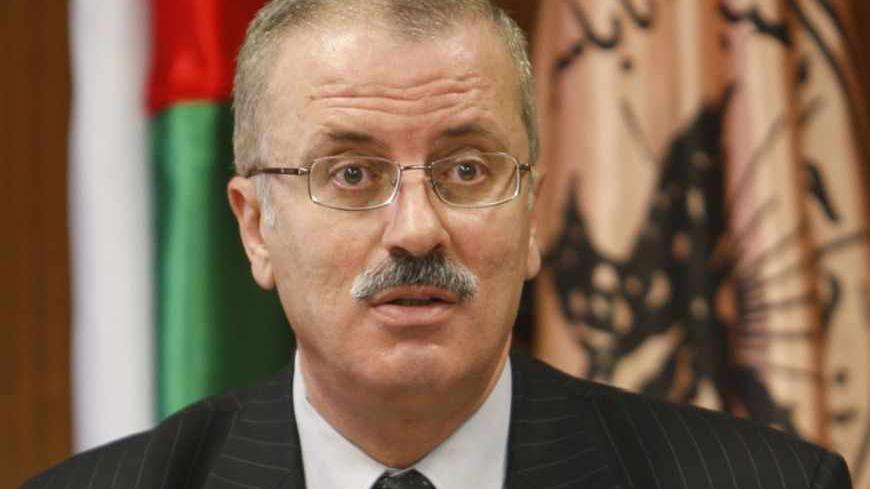 Rami Hamdallah, president of al-Najah National University, speaks during a meeting at the university in the West Bank city of Nablus February 14, 2010. Palestinian President Mahmoud Abbas named British-educated political independent Hamdallah as new prime minister on June 2, 2013, a move that was immediately condemned by Gaza Strip rulers Hamas. Picture taken February 14, 2010. REUTERS/Abed Omar Qusini    (WEST BANK - Tags: POLITICS EDUCATION) - RTX109VL