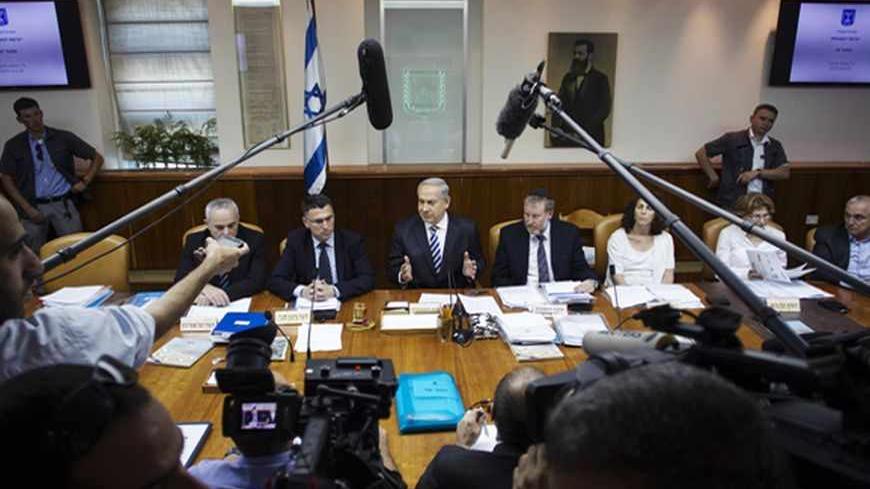 Israel's Prime Minister Benjamin Netanyahu (C) heads the weekly cabinet meeting in Jerusalem June 23, 2013. Netanyahu's cabinet will vote on Sunday on a decision to keep most of Israel's newfound natural gas for domestic use, but to still allow enough exports to satisfy exploration companies seeking access to the global market. REUTER/Baz Ratner (JERUSALEM - Tags: POLITICS BUSINESS ENERGY) - RTX10XWG