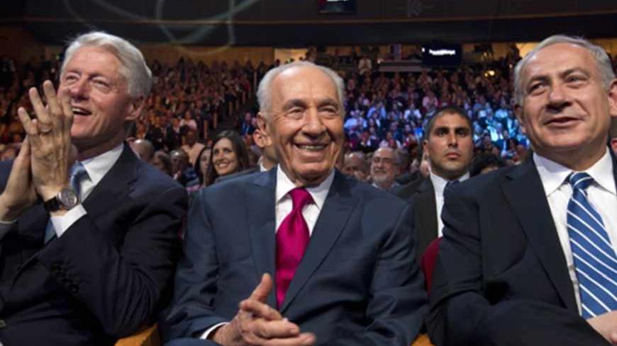 Israeli President Shimon Peres (C) sits next to former U.S. President Bill Clinton (L) and Israeli Prime Minister Benjamin Netanyahu (R) during celebrations marking Peres' 90th birthday in Jerusalem June 18, 2013. REUTERS/Jim Hollander/Pool (JERUSALEM - Tags: POLITICS ENTERTAINMENT) - RTX10SM7