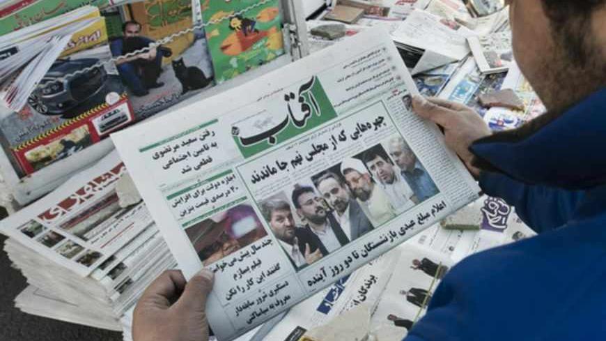 EDITORS' NOTE: Reuters and other foreign media are subject to Iranian restrictions on leaving the office to report, film or take pictures in Tehran.
A man looks at the headline of a newspaper at a news stand in Tehran March 4, 2012. Hardliners allied with Iran's Supreme Leader Ayatollah Ali Khamenei maintained their lead in the country's parliamentary vote, with partial results on Sunday showing supporters of the president trailing behind. REUTERS/Raheb Homavandi  (IRAN - Tags: POLITICS ELECTIONS) - RTR2YT