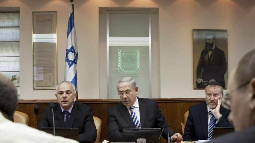 Israel's Prime Minister Benjamin Netanyahu (C) attends the weekly cabinet meeting in Jerusalem June 2, 2013. REUTERS/Sebastian Scheiner/Pool (JERUSALEM - Tags: POLITICS) - RTX108VX