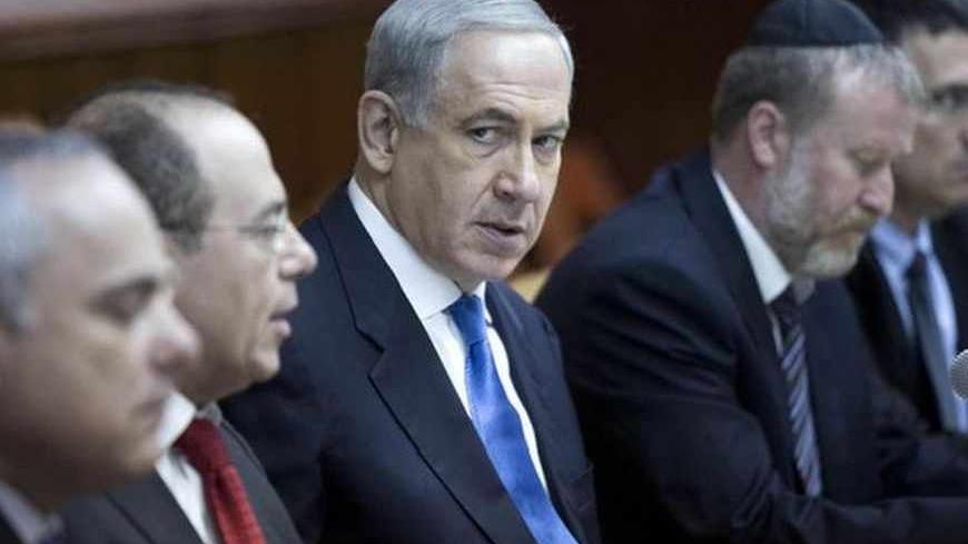 Israel's Prime Minister Benjamin Netanyahu (C) attends the weekly cabinet meeting in Jerusalem July 14, 2013. REUTERS/Abir Sultan/Pool (JERUSALEM - Tags: POLITICS) - RTX11MDX