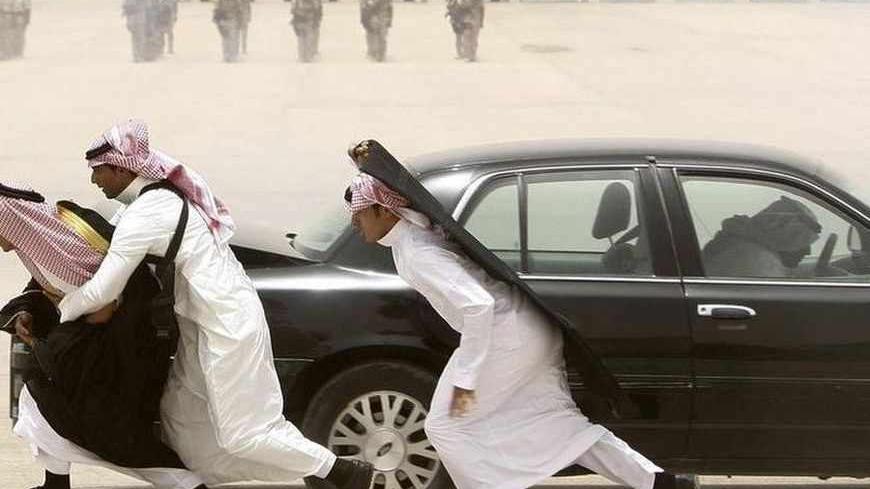 Graduating soldiers from the Saudi special forces' anti-terror unit demonstrate their skills in protecting VIPs under attack in  Riyadh May 17, 2009. REUTERS/Fahad Shadeed   (SAUDI ARABIA POLITICS) - RTXI8T2