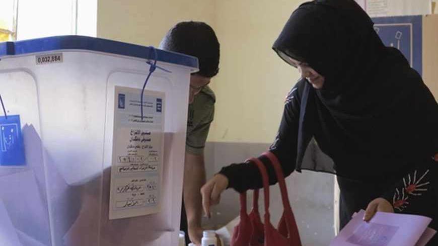 A woman dips her finger in ink while voting during the Iraq's provincial elections at a polling station in Ramadi, 100 km (62 miles) west of Baghdad, June 20, 2013. REUTERS/Ali al-Mashhadani (IRAQ - Tags - Tags: ELECTIONS POLITICS) - RTX10ULJ