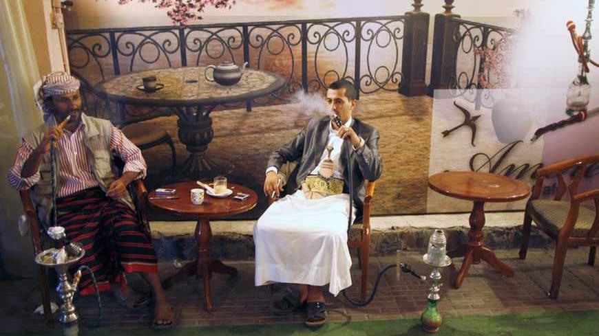 Men smoke shisha water pipe in a cafe in Sanaa October 1, 2011. REUTERS/Ahmed Jadallah (YEMEN - Tags: SOCIETY) - RTR2S392