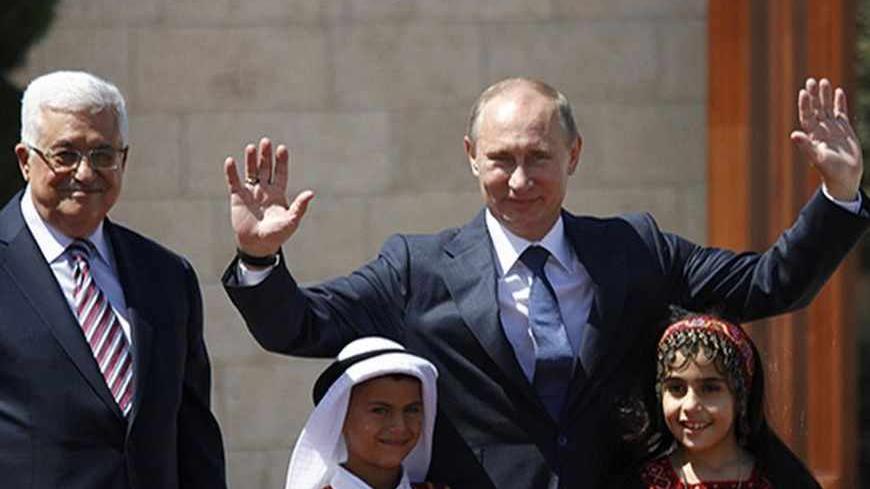 Palestinian President Mahmoud Abbas (L) and his Russian counterpart Vladimir Putin stand with children during a welcoming ceremony for Putin in the West Bank town of Bethlehem June 26, 2012.  REUTERS/Mohamad Torokman (WEST BANK - Tags: POLITICS TPX IMAGES OF THE DAY) - RTR345WH