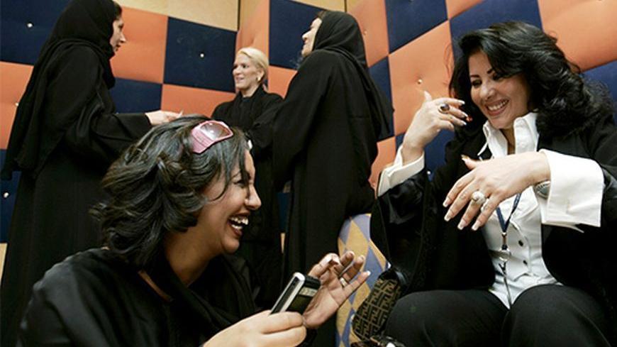 Saudi businesswoman Zizi Badar (L) who runs a beauty company, talks to another woman in a rest room in Jeddah February 11, 2006. REUTERS/Zohra Bensemra  IMAGES ARE NOT AVAILABLE FOR ANY USE IN SAUDI ARABIA. Please contact your sales person at http://reut.rs/xwa0Hm for more information - RTR1BRRG
