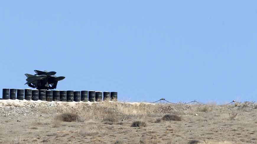 A rocket launcher is positioned at a military base on the Turkish-Syrian border town of Reyhanli, in Hatay province, southern Turkey September 5, 2013. REUTERS/Umit Bektas (TURKEY - Tags: POLITICS MILITARY) - RTX1388W
