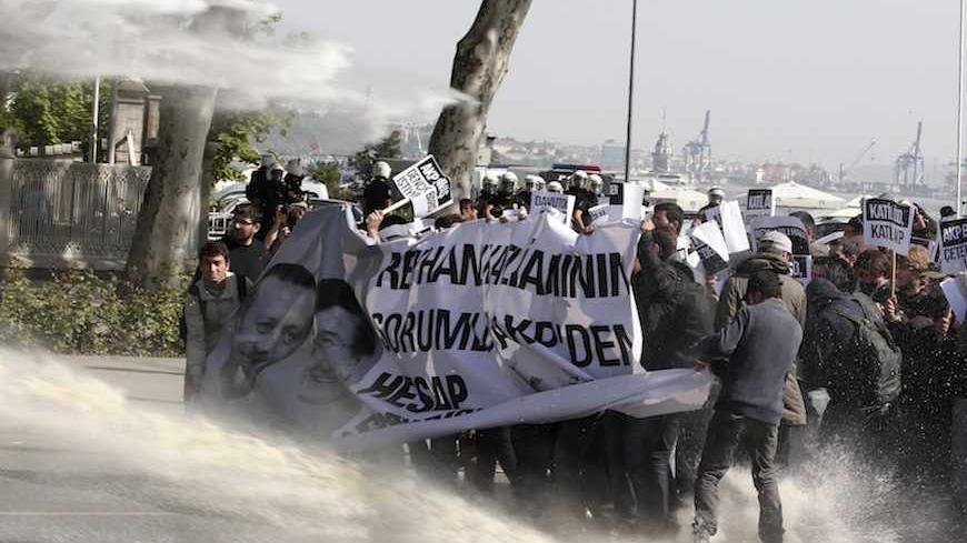 Protesters clash with riot police during a protest against Turkey's Prime Minister Tayyip Erdogan and the Turkish government's foreign policy on Syria, in Istanbul May 16, 2013. REUTERS/Osman Orsal (TURKEY - Tags: POLITICS CIVIL UNREST) - RTXZP3Y