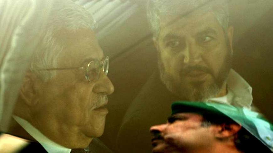 Palestinian President Mahmoud Abbas (L) and Hamas leader Khaled Meshaal sit inside a car after their meeting in Mecca February 7, 2007. Abbas and his Hamas rivals began crisis talks on Wednesday with a pledge not to leave Saudi Arabia until they had reached an agreement that would end deadly factional fighting.  REUTERS/Suhaib Salem (SAUDI ARABIA) - RTR1M3BF