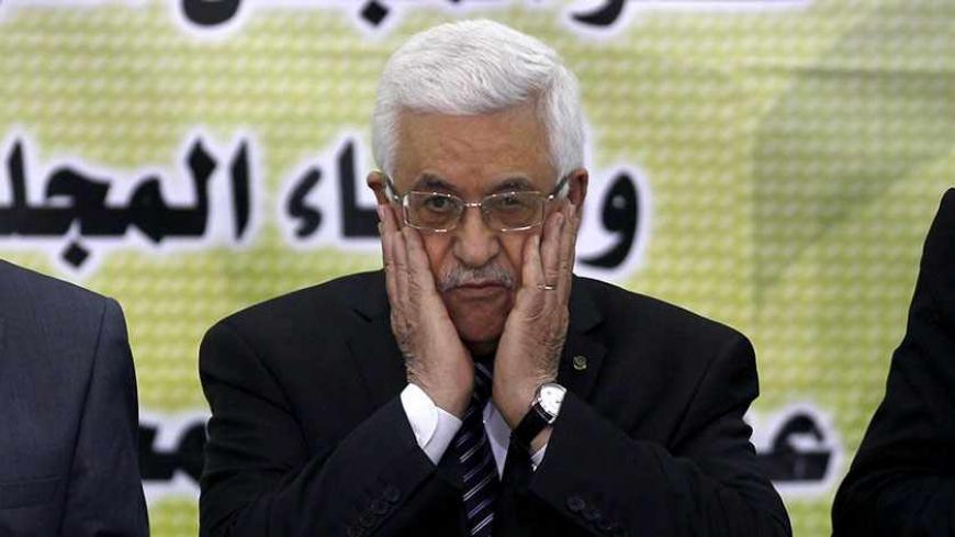 Palestinian President Mahmoud Abbas prays during a meeting of the Fatah Revolutionary Council in the West Bank city of Ramallah September 1, 2013. REUTERS/Mohamad Torokman (WEST BANK - Tags: POLITICS) - RTX133QU