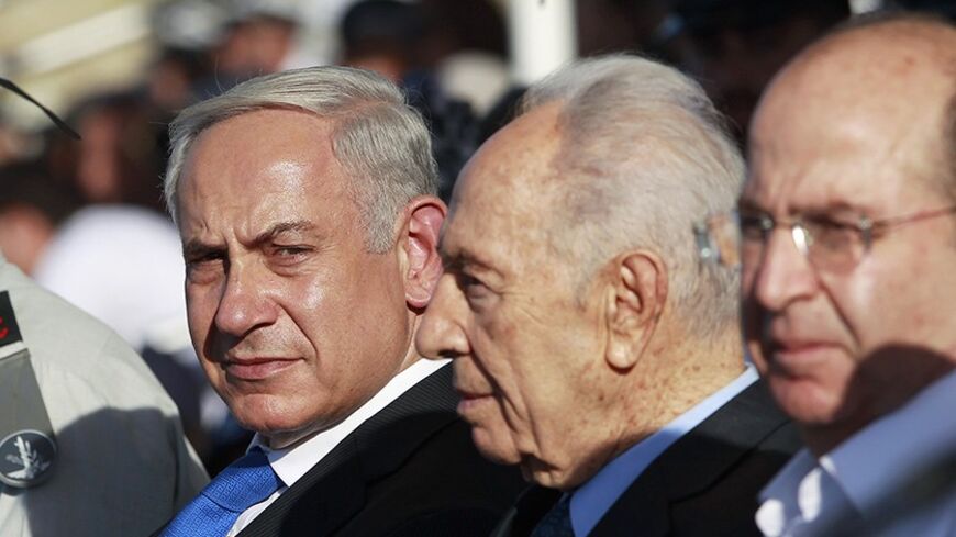 (L-R) Israel's military chief Benny Gantz, Prime Minister Benjamin Netanyahu, President Shimon Peres and Defence Minister Moshe Yaalon attend a graduation ceremony of Israeli naval officers in the northern city of Haifa September 11, 2013. Netanyahu said on Wednesday Syria must be stripped of its chemical weapons and that the international community must make sure those who use weapons of mass destruction pay a price. REUTERS/Baz Ratner (ISRAEL - Tags: POLITICS MILITARY) - RTX13HVO