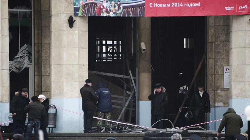 Investigators work at the site of an explosion at the entrance to a train station in Volgograd December 29, 2013. A female suicide bomber blew herself up in the entrance hall of the Russian train station on Sunday, killing at least 13 people in the second deadly attack in the space of three days as the country prepares to host the Winter Olympics. REUTERS/Sergei Karpov (RUSSIA - Tags: CRIME LAW CIVIL UNREST TRANSPORT TPX IMAGES OF THE DAY) - RTX16WBP