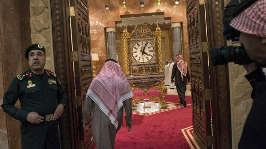 People arrive for a meeting between the King of Saudi Arabia Abdullah bin Abdulaziz al-Saud and U.S. Secretary of State John Kerry in Rawdat al-Khuraim January 5, 2014.  REUTERS/Pool/Brendan Smialowski    (SAUDI ARABIA - Tags: POLITICS) - RTX172YX