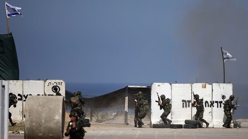 Members of national Palestinian security forces loyal to Hamas demonstrate their skills at a scene simulating breaking into an Israeli army post during a graduation ceremony in Gaza City April 17, 2014.    REUTERS/Suhaib Salem (GAZA - Tags: MILITARY POLITICS) - RTR3LN47