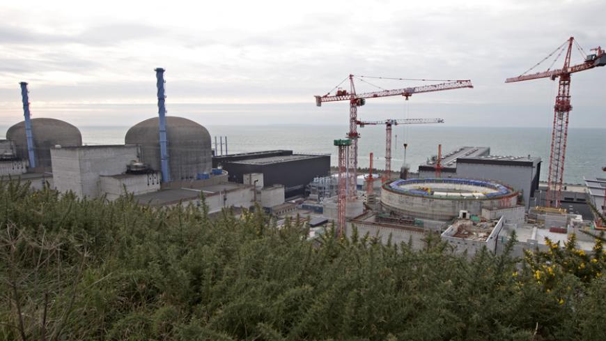 General view of the operating power plant (L) and the construction site (R) of the third-generation European Pressurised Water nuclear reactor (EPR) in Flamanville, north-western France, January 17, 2013. REUTERS/Charles Platiau   (FRANCE - Tags: ENERGY BUSINESS) - RTR3CLWW