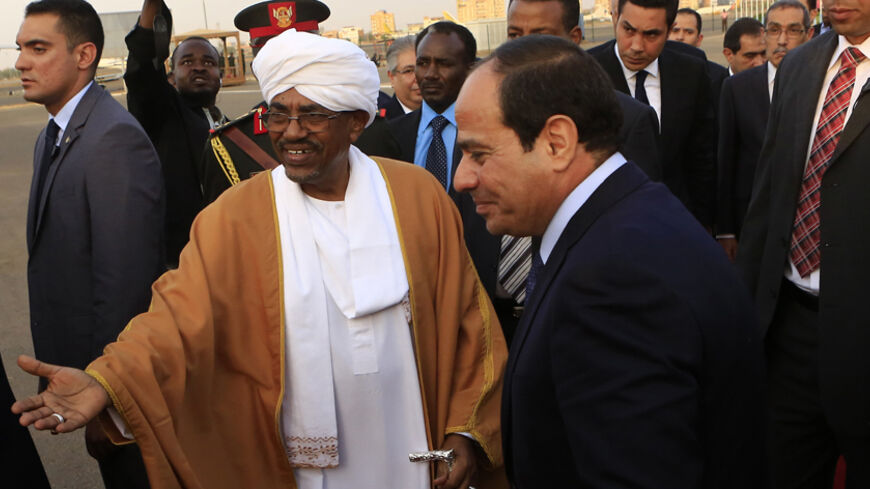 Sudan's President Omar al-Bashir (L) gestures to Egypt's President Abdel Fattah al-Sisi (R) as Sisi departs Khartoum International Airport in Khartoum June 27, 2014. REUTERS/Mohamed Nureldin Abdallah (SUDAN - Tags: POLITICS) - RTR3W4RH