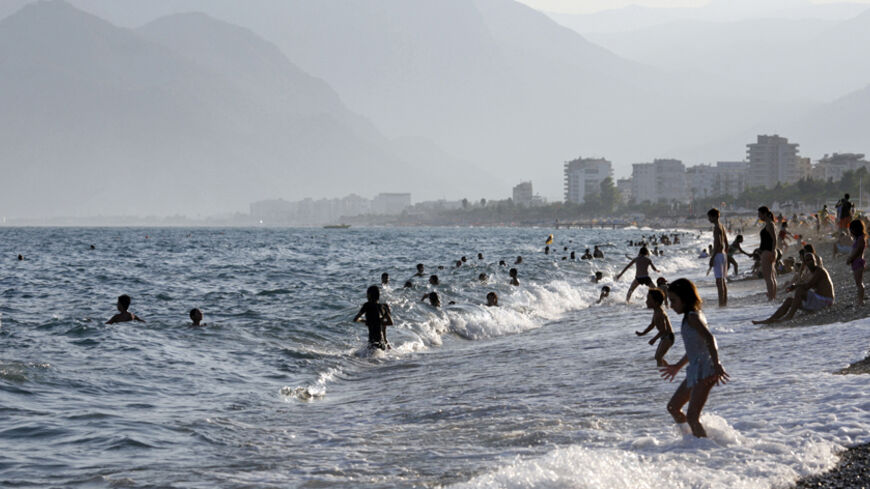 People play on the shore of a beach in the Mediterranean coastal city of Antalya, September 6, 2007. REUTERS/Fatih Saribas(TURKEY) - RTR1TIKC