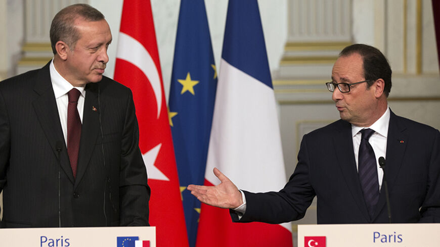 French President Francois Hollande (R) and Turkey's President Tayyip Erdogan hold a joint press statement at the Elysee Palace in Paris, October 31, 2014.  REUTERS/Philippe Wojazer  (FRANCE - Tags: POLITICS) - RTR4CBOI