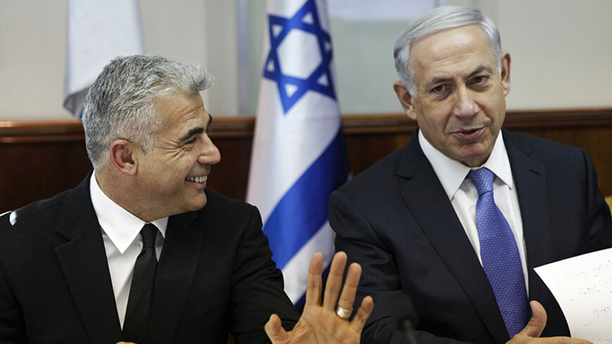 Israel's Prime Minister Benjamin Netanyahu (R) and Finance Minister Yair Lapid attend a cabinet meeting in Jerusalem October 7, 2014.   REUTERS/Dan Balilty/Pool (JERUSALEM - Tags: POLITICS BUSINESS) - RTR499SD