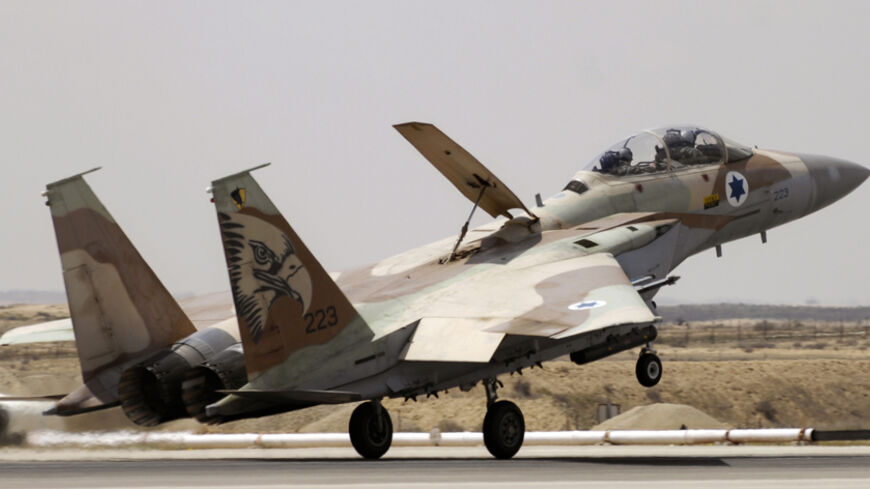 An Israeli air force F-15 fighter jet lands at the Hatzerim air base, southern Israel March 30, 2009. REUTERS/Amir Cohen (ISRAEL POLITICS MILITARY) - RTXDEVC