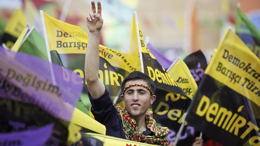 Supporters of Selahattin Demirtas, co-chairman of the pro-Kurdish Peoples' Democracy Party (HDP) and presidential candidate, wave flags and shout slogans during an election rally in Istanbul, August 3, 2014. Turkey will vote for its first directly-elected president on August 10. REUTERS/Osman Orsal  (TURKEY - Tags: POLITICS ELECTIONS) - RTR412ZU