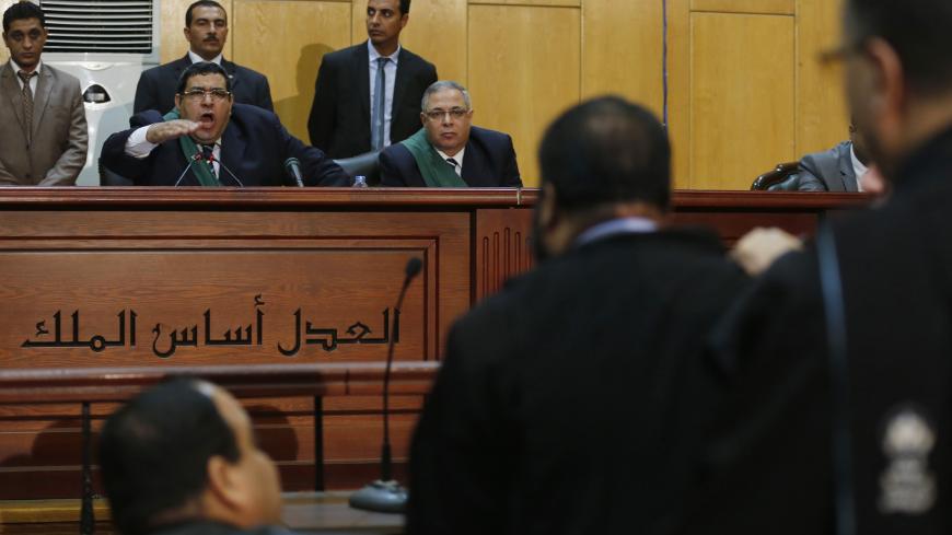 Judge Shaaban al-Shami (top 2nd L), head of the Cairo Criminal Court, argues with lawyers of the Muslim Brotherhood during the trial of ousted Egyptian President Mohamed Mursi and other leaders of the Muslim Brotherhood on charges of spying and terrorism at a court in the police academy on the outskirts of Cairo, November 18, 2014. REUTERS/Amr Abdallah Dalsh (EGYPT - Tags: POLITICS CRIME LAW CIVIL UNREST) - RTR4ELI4