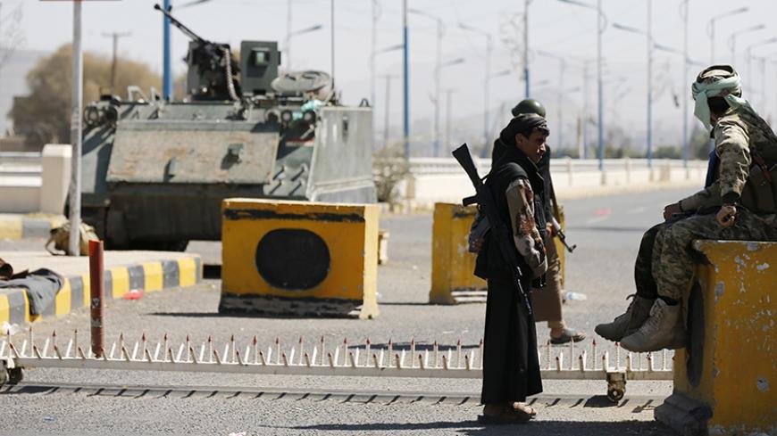 Houthi fighters secure an entrance to the presidential palace in Sanaa January 22, 2015. A senior official of Yemen's Houthi movement said on Thursday that a statement by President Abd-Rabbu Mansour Hadi aimed at defusing a political crisis was acceptable because it confirmed the terms of a power-sharing agreement signed in September. Witnesses said Houthi fighters remained in position outside the presidential palace and Hadi's private residence, where the head of state actually lives. Hadi in his statement