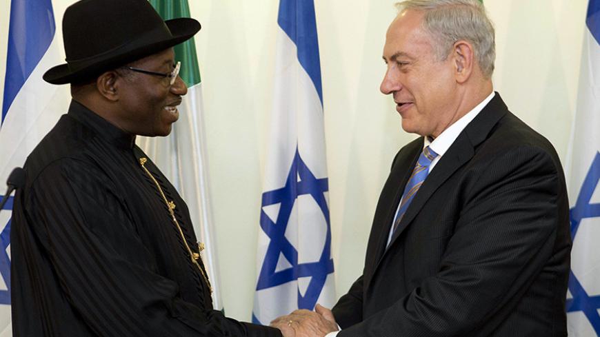 Israel's Prime Minister Benjamin Netanyahu (R) shakes hands with Nigeria's President Goodluck Jonathan during their meeting at the prime minister's office in Jerusalem October 28, 2013. REUTERS/Abir Sultan/Pool (JERUSALEM - Tags: POLITICS) - RTX14RVU