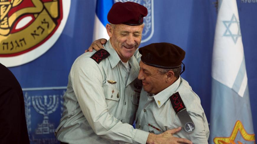 Lieutenant-General Gadi Eizenkot (R), the new Israeli Chief of Staff, and outgoing Chief of Staff Lieutenant-General Benny Gantz embrace during a handover ceremony at the prime minister's office in Jerusalem, in which Eizenkot replaced Gantz, February 16, 2015. REUTERS/Ronen Zvulun (JERUSALEM - Tags: POLITICS MILITARY TPX IMAGES OF THE DAY) - RTR4PRN7