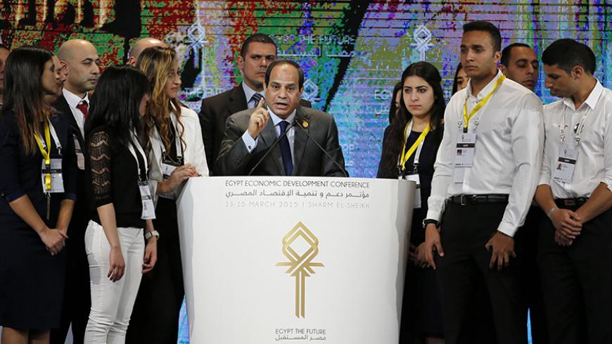 Egyptian President Abdel Fattah al-Sisi (C) delivers his speech next to volunteers during the closing session of Egypt Economic Development Conference (EEDC) in Sharm el-Sheikh, in the South Sinai governorate, south of Cairo, March 15, 2015.   REUTERS/Amr Abdallah Dalsh  (EGYPT - Tags: BUSINESS POLITICS) - RTR4TF1G