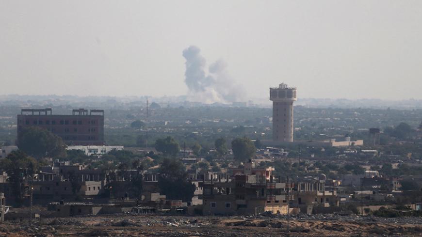 Smoke rises in Egypt's North Sinai as seen from the border of southern Gaza Strip with Egypt July 1, 2015.  Islamic State militants launched a wide-scale coordinated assault on several military checkpoints in Egypt's North Sinai on Wednesday in which 50 people were killed, security sources said, the largest attack yet in the insurgency-hit province.  REUTERS/Ibraheem Abu Mustafa          TPX IMAGES OF THE DAY           - RTX1IMV7