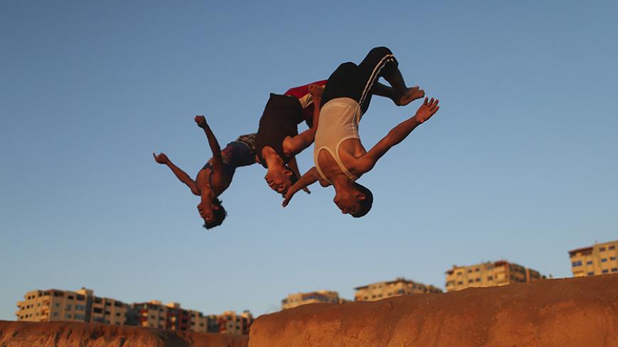 Palestinian youths practice their parkour skills at the Shati refugee camp in Gaza City April 27, 2014.  REUTERS/Mohammed Salem (GAZA - Tags: SOCIETY) - RTR3MTNT