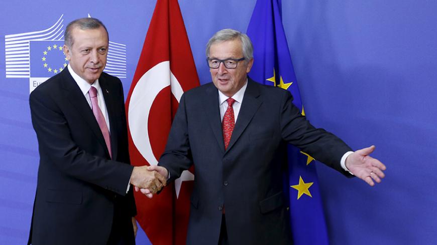 European Commission President Jean-Claude Juncker welcomes Turkey's President Tayyip Erdogan (L) at the EU Commission headquarters in Brussels, Belgium October 5, 2015. Erdogan mocked European Union overtures for help with its migration crisis during a long-awaited visit to Brussels on Monday that in the end was partly overshadowed by Russia's violation of Turkish airspace near Syria. REUTERS/Francois Lenoir  - RTS34DB