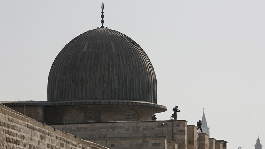Israeli police officers take positions on the roof of the Al-Aqsa mosque during clashes with Palestinians in Jerusalem's Old City, September 15, 2015. The U.S. State Department on Monday voiced concern about violence at the compound surrounding Jerusalem's Al-Aqsa mosque, an area revered by Muslims as the Noble Sanctuary and by Jews as the Temple Mount. REUTERS/Baz Ratner      TPX IMAGES OF THE DAY      - RTS15G9