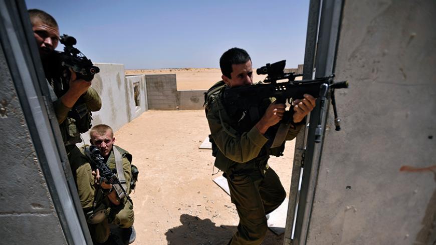 Israeli soldiers take part in an urban warfare drill inside a mock village at Tzeelim army base in the Negev Desert June 30, 2009. REUTERS/Amir Cohen (ISRAEL MILITARY POLITICS) - RTR256XX