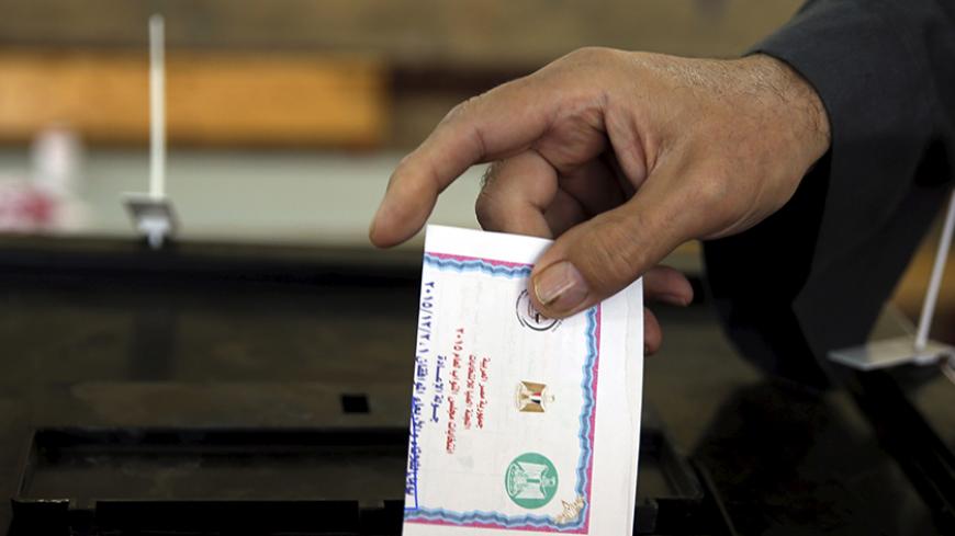 A man casts his vote at a polling station during the second phase of the parliamentary election runoff in Toukh, El-Kalubia governorate, northeast of Cairo, Egypt, December 1, 2015. REUTERS/Amr Abdallah Dalsh - RTX1WNIJ